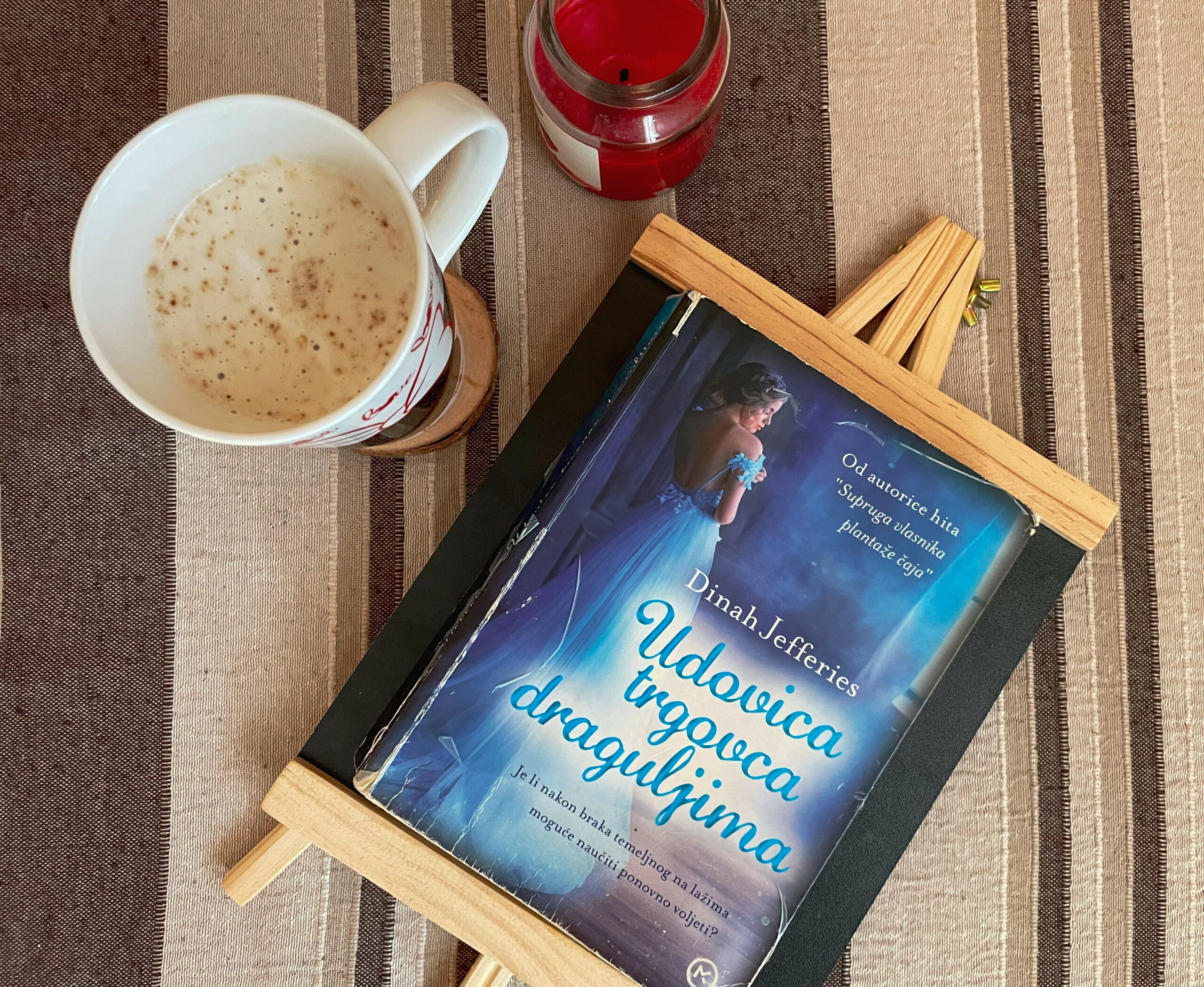 Naslovnica romana Udovica trgovca draguljima autorice Dinah Jefferies.